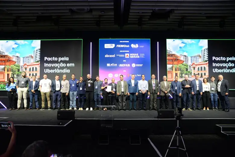 Signatários no palco — o ato oficial do Pacto pela Inovação